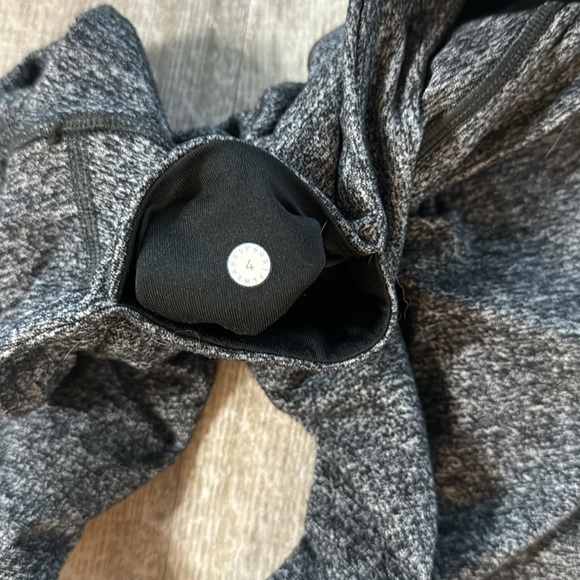 Lululemon low waist size 4 - Picture 3 of 3